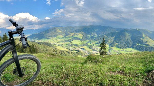 Quels sont les meilleurs itinéraires pour une randonnée en VTT dans les montagnes Rocheuses aux États-Unis?